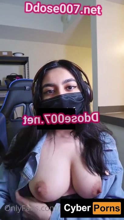 Youtuber Zara Dar shows off her big boobs during a live stream!!!