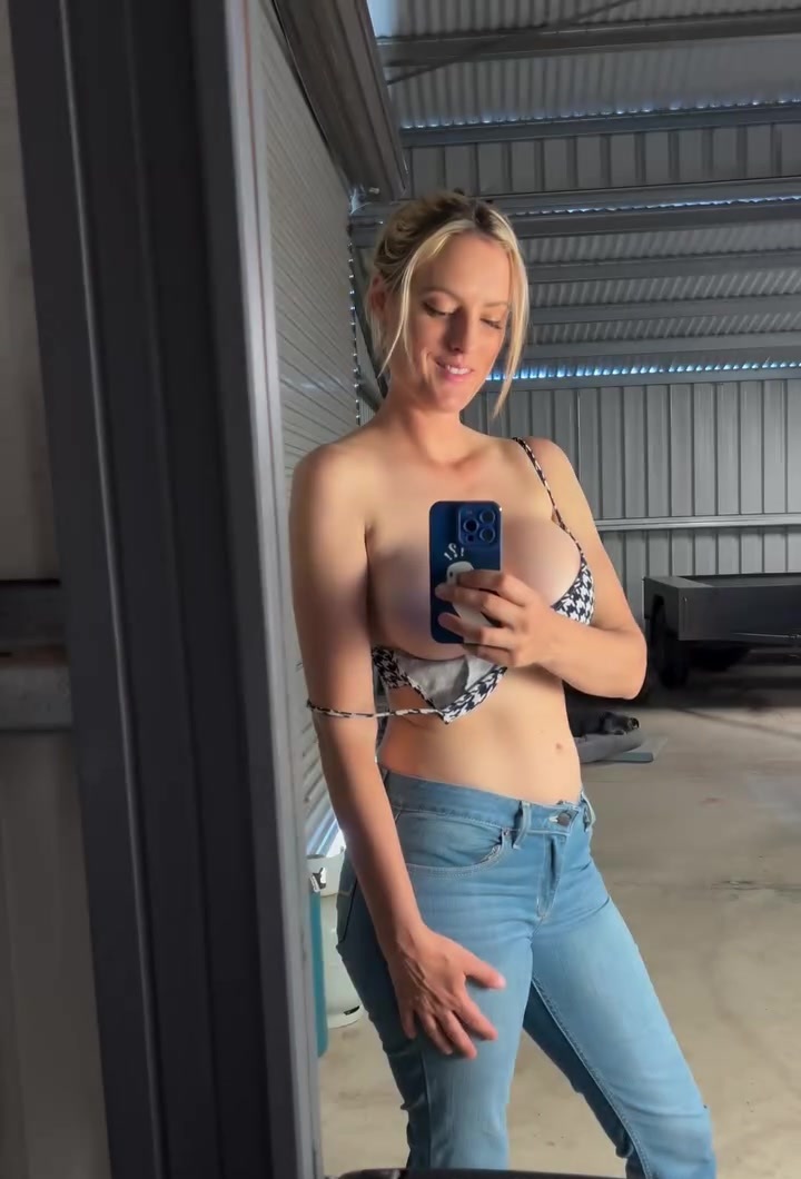 Theogcfu / Lilabrookstone nude video shows off her topless!!!